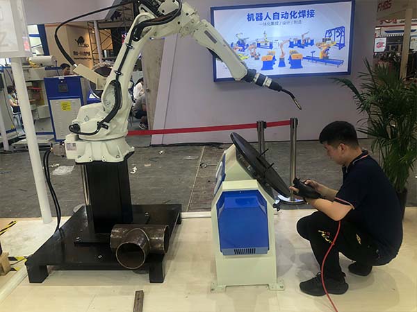 汽車配件焊接工作站的優(yōu)勢(shì) 汽車配件焊接工作站的優(yōu)勢(shì)