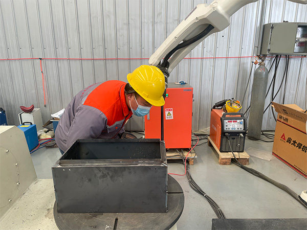 自動焊接機器人幫助企業(yè)成本下降，技術水平提升