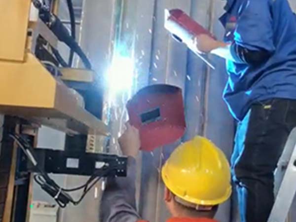 全自動焊接機器人對大型箱體的焊接應(yīng)用 全自動焊接機器人對大型箱體的焊接應(yīng)用